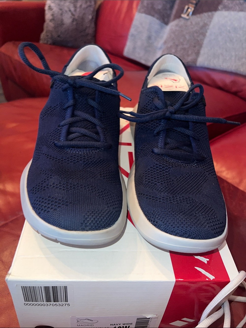 Kizik Madrid Navy Wide Men’s Slip-On Sneakers with extra set of grey laces